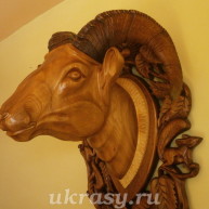 Голова барана из дерева с натуральными рогами