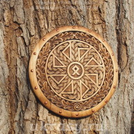 Деревянное резное панно "Щит"