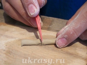 Отрезаем глину для изготовления рукавов
