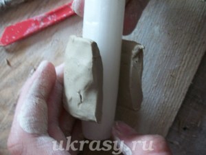 Оборачиваем свечку глиняным пластом для придания формы бочки