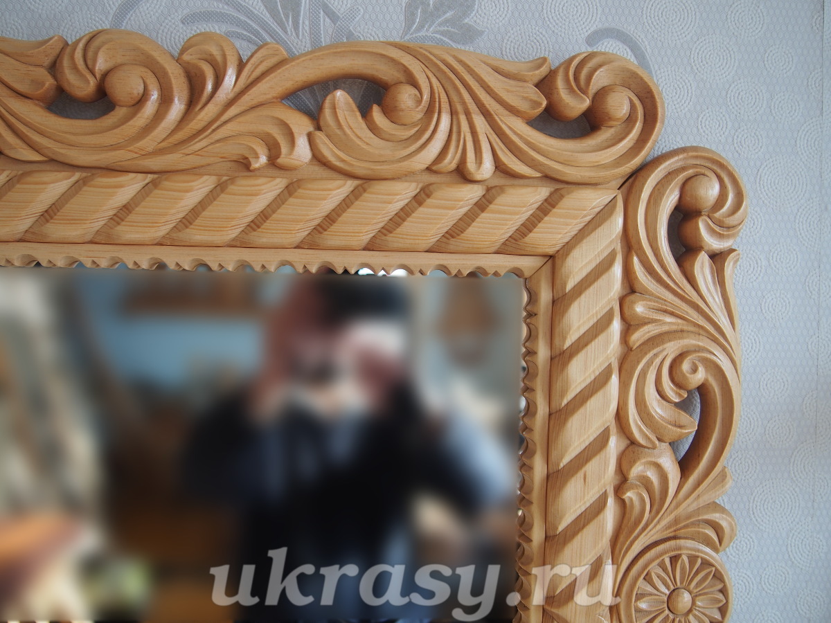 Декоративная рамка для зеркала из дерева
